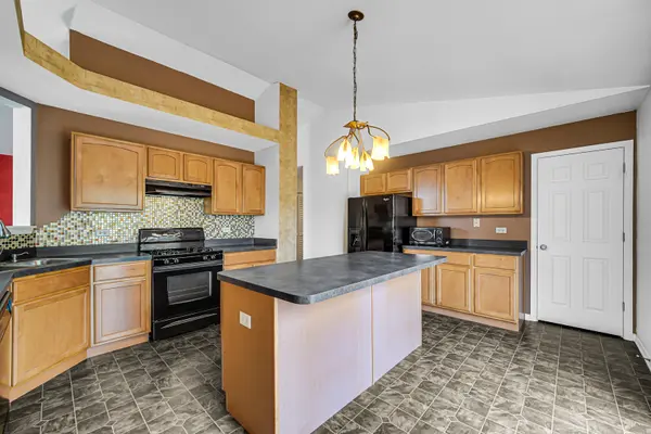 1632 Fredericksburg LN, Aurora, IL 60503