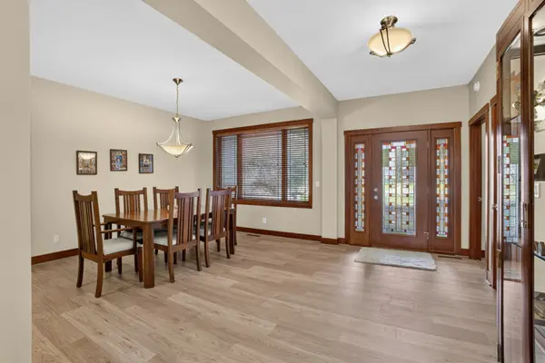 5349 Griffin LN, Bettendorf, IA 52722