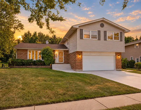 1727 Roosa LN, Elk Grove Village, IL 60007
