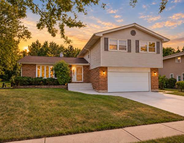 1727 Roosa LN, Elk Grove Village, IL 60007