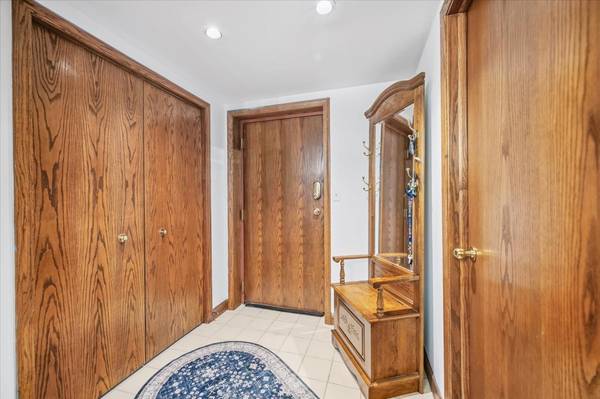 100 Red Top DR #303, Libertyville, IL 60048