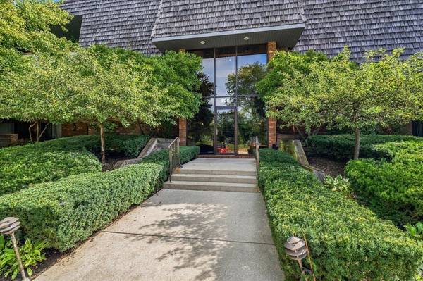 100 Red Top DR #303, Libertyville, IL 60048