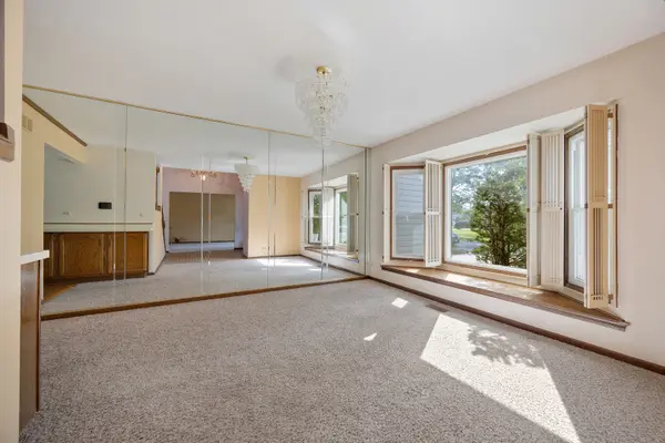 565 Rutgers LN, Elk Grove Village, IL 60007