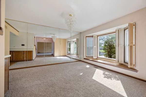 565 Rutgers LN, Elk Grove Village, IL 60007