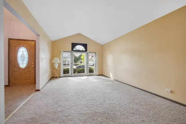 565 Rutgers LN, Elk Grove Village, IL 60007