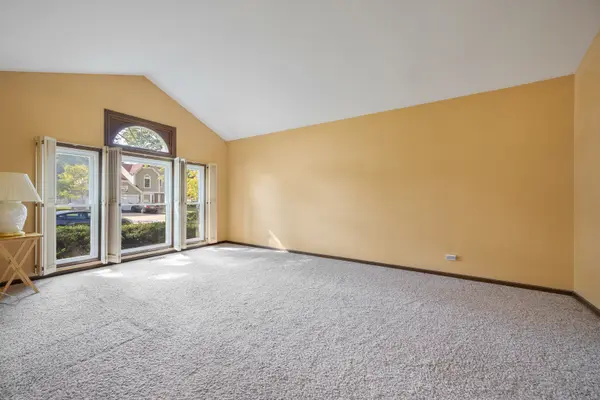 565 Rutgers LN, Elk Grove Village, IL 60007