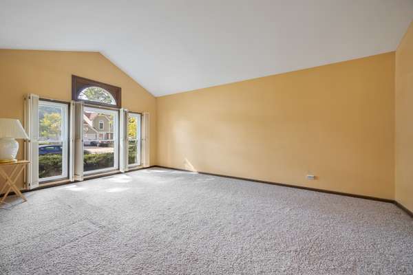 565 Rutgers LN, Elk Grove Village, IL 60007