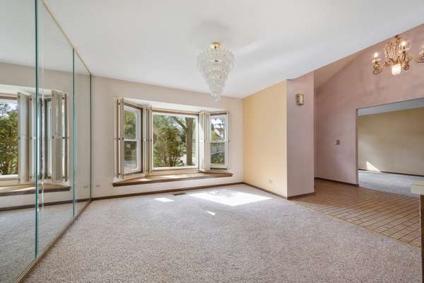 565 Rutgers LN, Elk Grove Village, IL 60007
