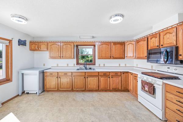 2048 Division ST E, Buffalo, MN 55313