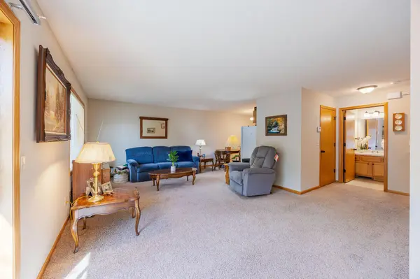 1555 County Road D E #B, Maplewood, MN 55109