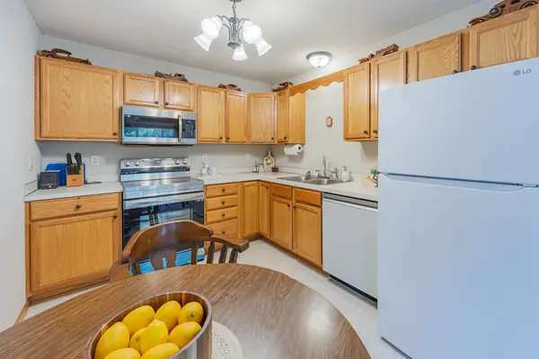 1555 County Road D E #B, Maplewood, MN 55109