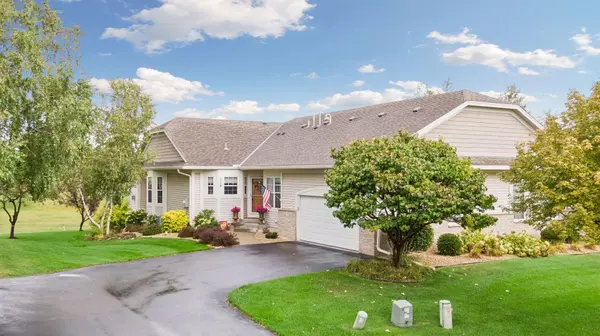 516 Holly LN N, Oakdale, MN 55128