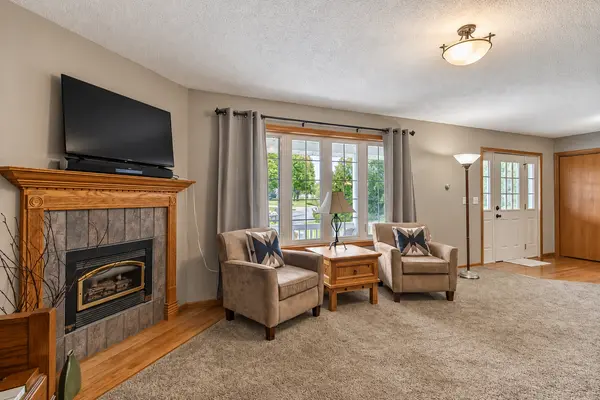 111 Loraine DR, Lake Crystal, MN 56055