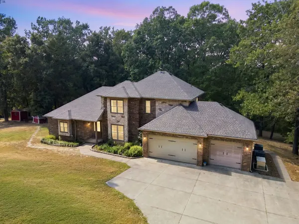 1461 Equestrian RD, Ozark, MO 65721