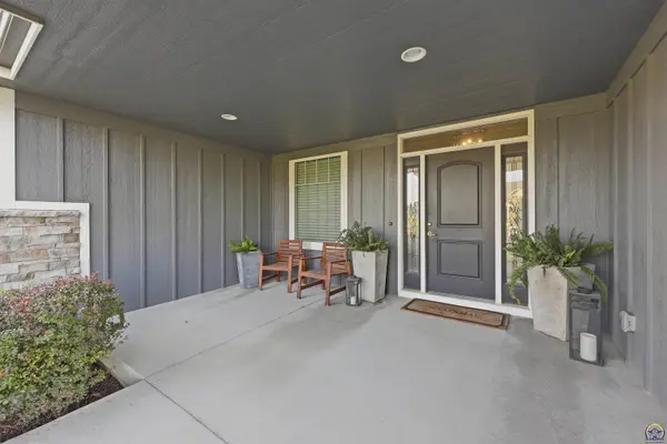 2346 SW Millers Cove Ct, Topeka, KS 66614