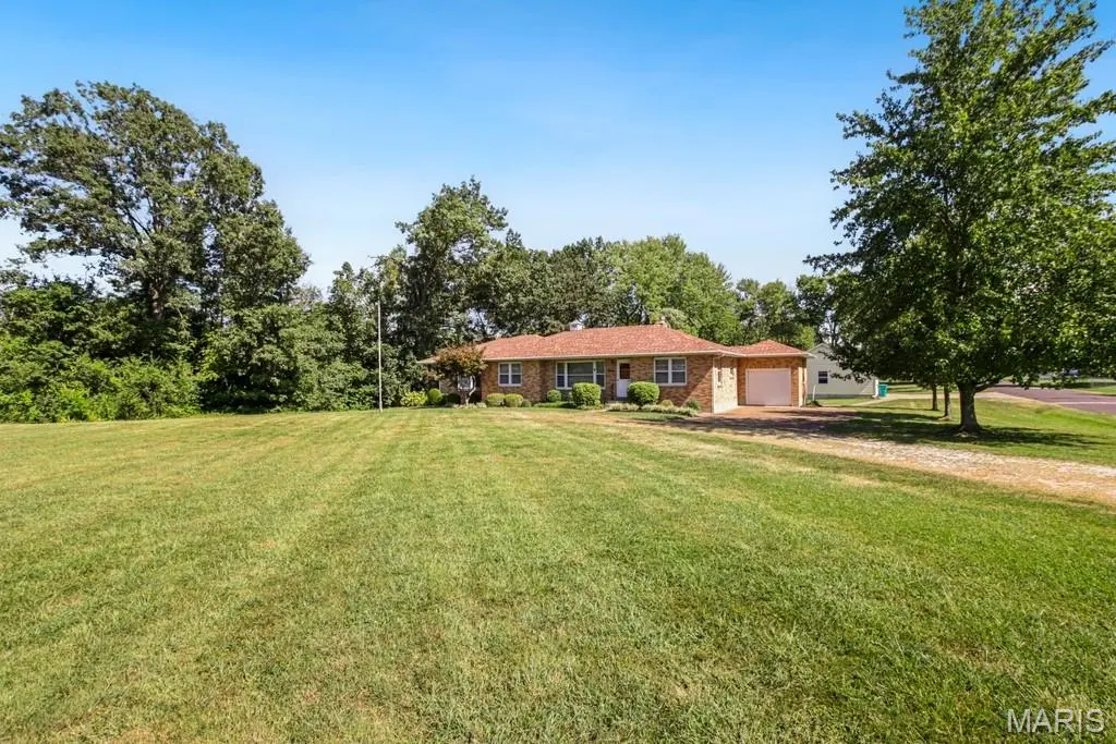 996 W Springfield RD, Sullivan, MO 63080