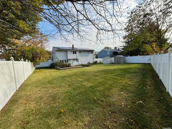 18 Maylen DR, Brentwood, NY 11717