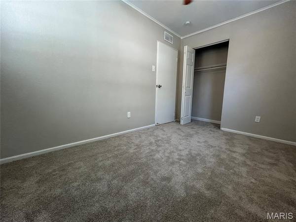 129 Wiegel DR, St Louis, MO 63135
