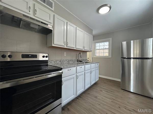 129 Wiegel DR, St Louis, MO 63135