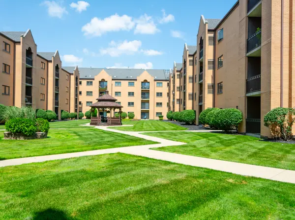 7410 W Lawrence AVE #324, Harwood Heights, IL 60706