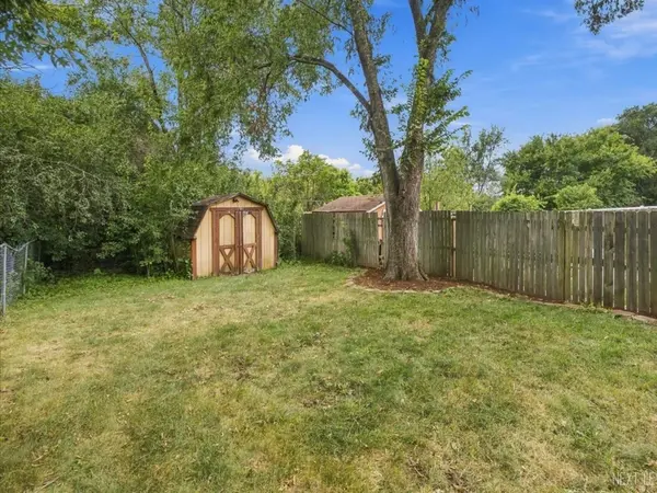 27W113 Cooley AVE, Winfield, IL 60190