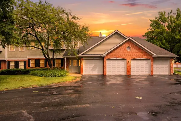 225 Columbia CT #5, Schaumburg, IL 60193