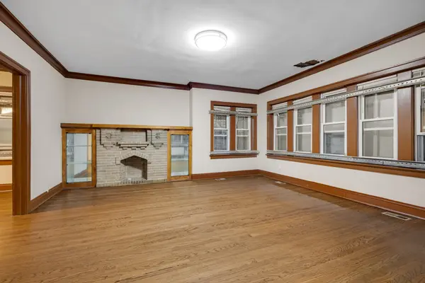 8035 S Oglesby AVE, Chicago, IL 60617