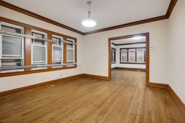 8035 S Oglesby AVE, Chicago, IL 60617