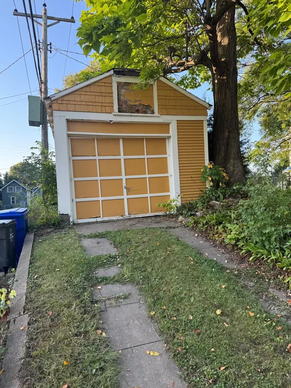 988 Earl ST, Saint Paul, MN 55106