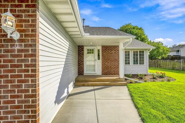 342 Parkview LN S, Maplewood, MN 55119