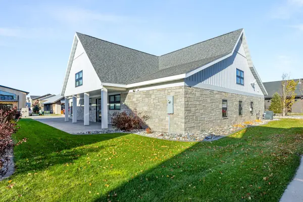 3220 Oak Ridge LOOP E, West Fargo, ND 58078