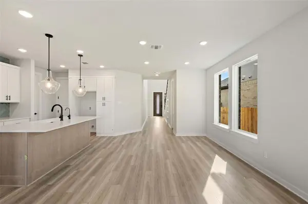 260 Bloomington Loop, Hutto, TX 78634