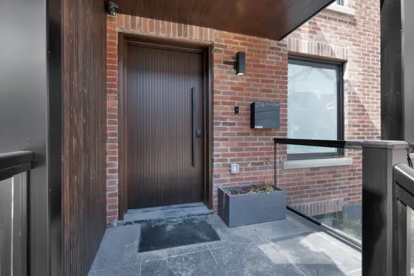274 Roxton RD #Main, Toronto C01, ON M6G 3P9