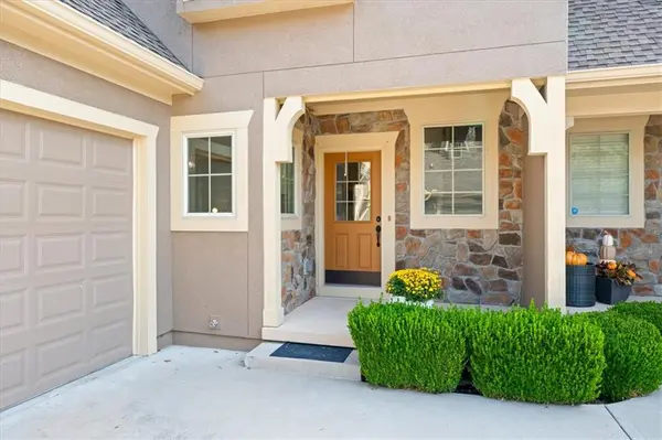 14853 Meadow LN, Leawood, KS 66224