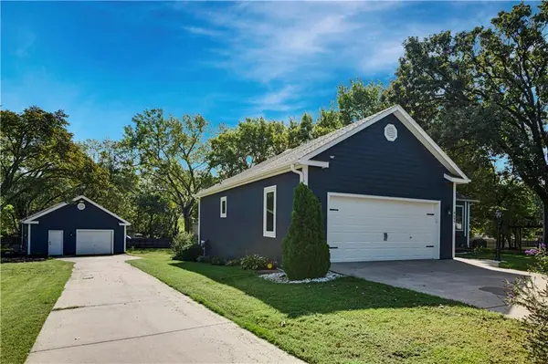 8699 Penner AVE, De Soto, KS 66018