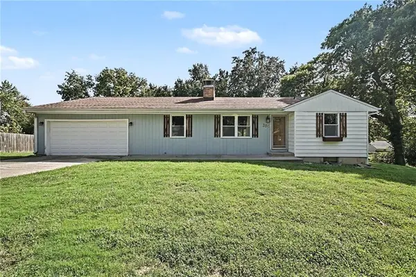 305 NE 82nd TER, Kansas City, MO 64118