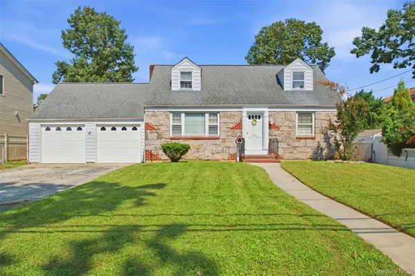 573 Grove PL, Oceanside, NY 11572