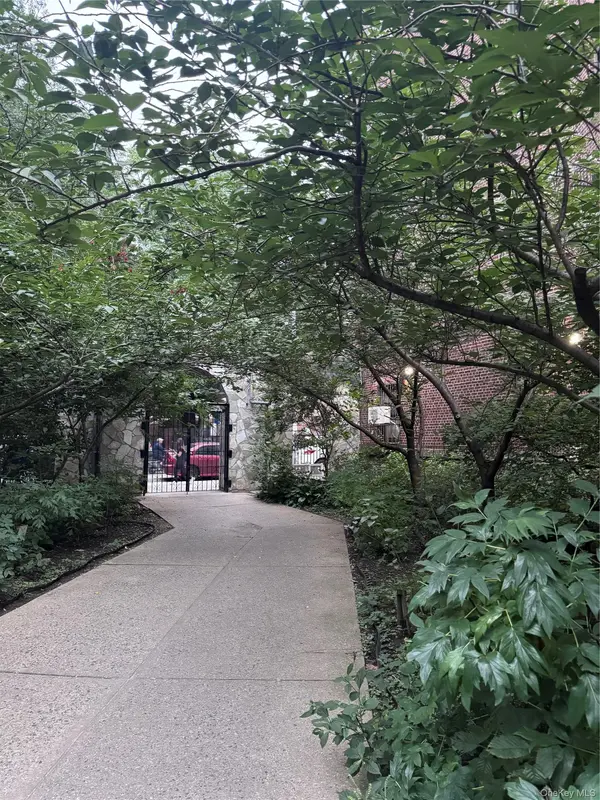 4220 Kissena Blvd Apt D2, Flushing, NY 11355