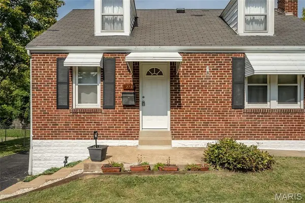 2737 Granda DR, St Louis, MO 63125