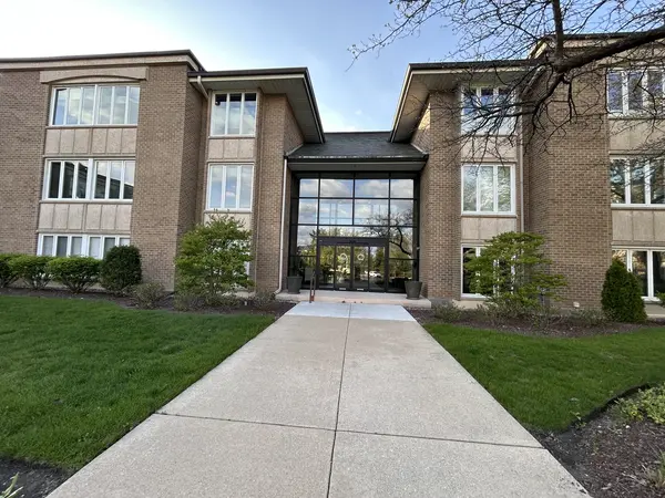 1 Oak Brook Club DR #A105, Oak Brook, IL 60523