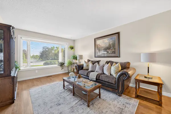 893 Arnold CRES, Newmarket, ON L3Y 2E4