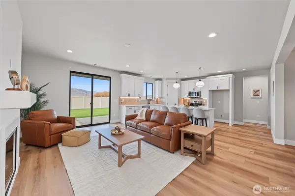 526 S Oasis LOOP, East Wenatchee, WA 98802