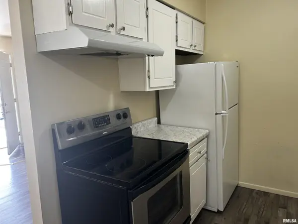 1902 SHERIDAN RD #11, Pekin, IL 61554