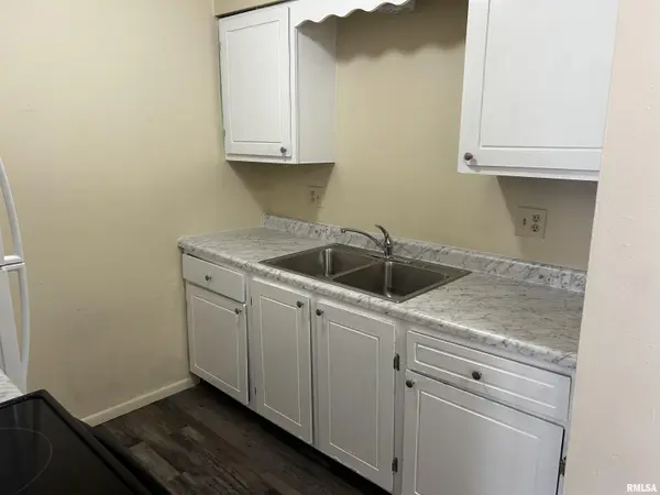 1902 SHERIDAN RD #11, Pekin, IL 61554