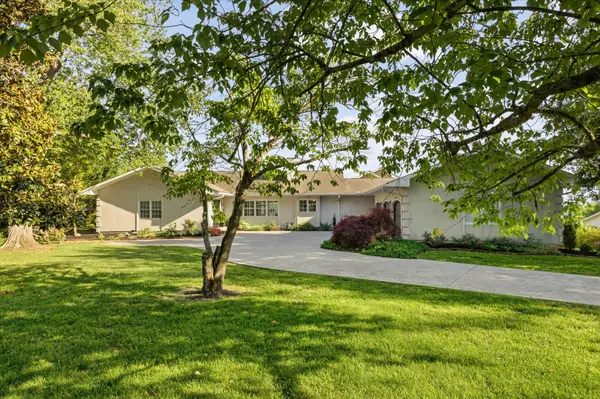 1266 Lakeview Dr, Dandridge, TN 37725