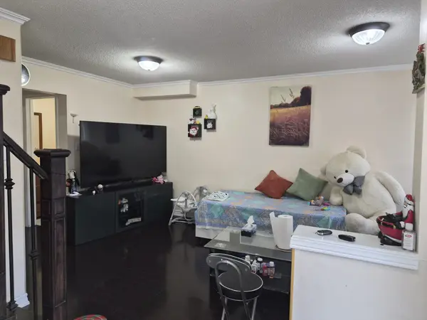 22 Streamside LN, Brampton, ON L6R 2A9