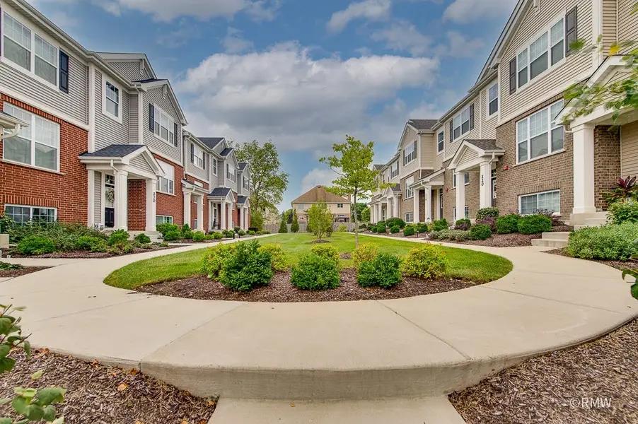 230 Timberleaf CIR, Roselle, IL 60172