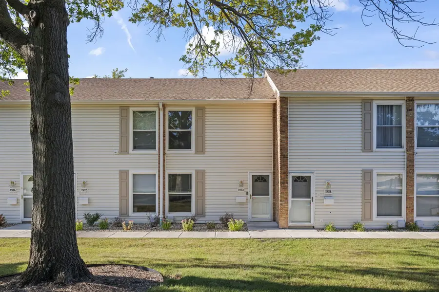 1910 HUNTINGTON BLVD, Hoffman Estates, IL 60169