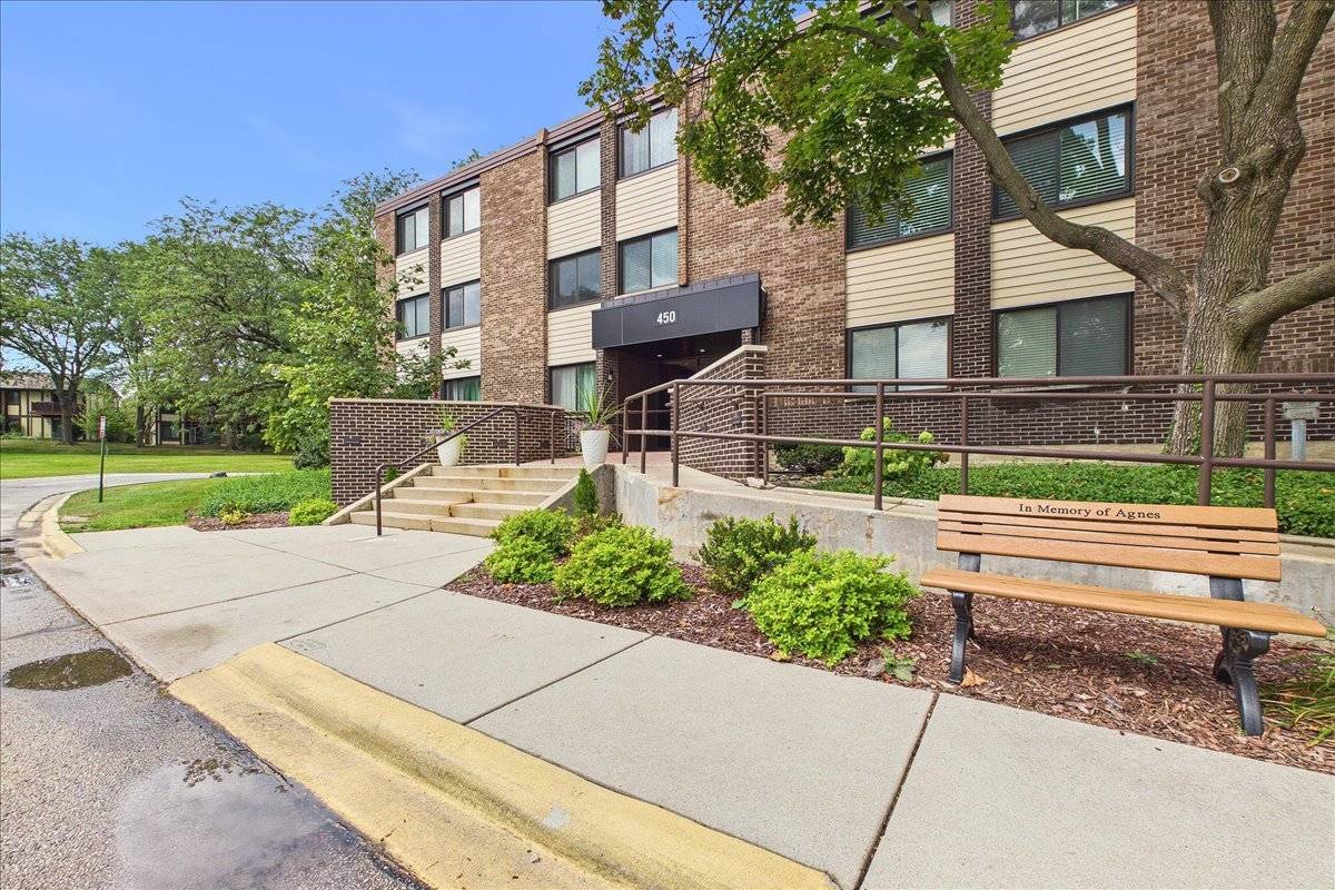 450 Raintree CT #2K, Glen Ellyn, IL 60137