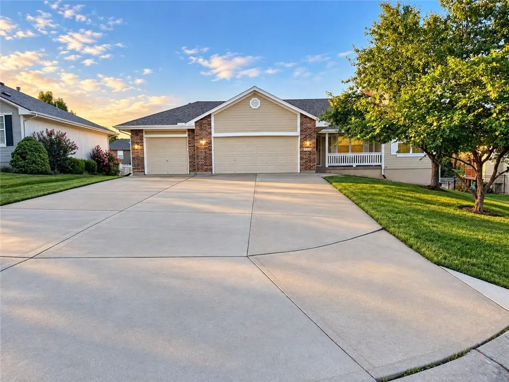 1715 Overbrook LN, Raymore, MO 64083
